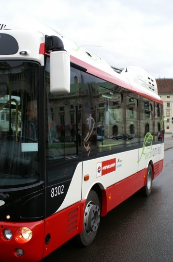 Elektrobusy pro Vídeň od Siemens – Rampini jsou průběžně dobíjeny a obsluhují jednu z hlavních městských linek.