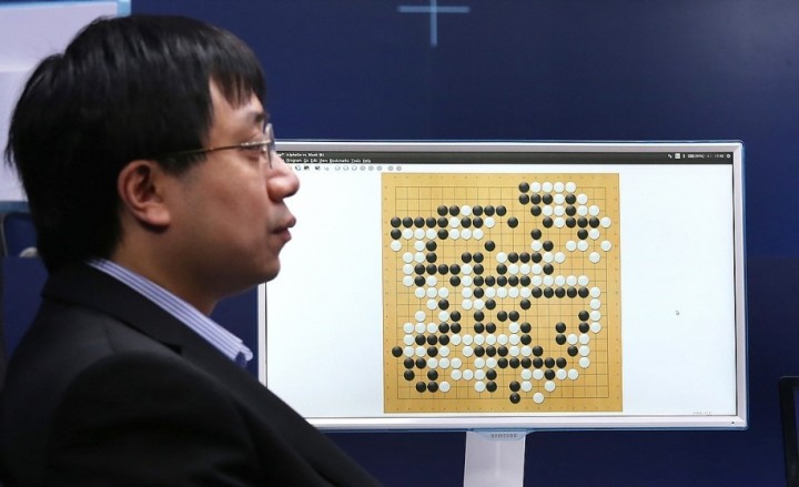 Milníkem v historii strojového učení je systém AlphaGo od Googlu. Byl navržen tak, aby zvládnul velice složitou deskovou hru Go, která má prakticky neomezený počet možných pozic. V březnu 2016 dosáhl AlphaGo převratného úspěchu, když opakovaně porazil nejlepšího hráče Go světa Lee Sedola. 